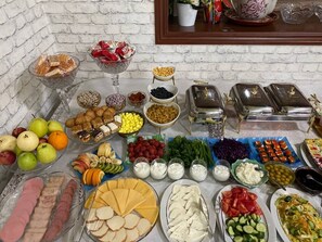 بوفيه فطور مجانًا يوميًا