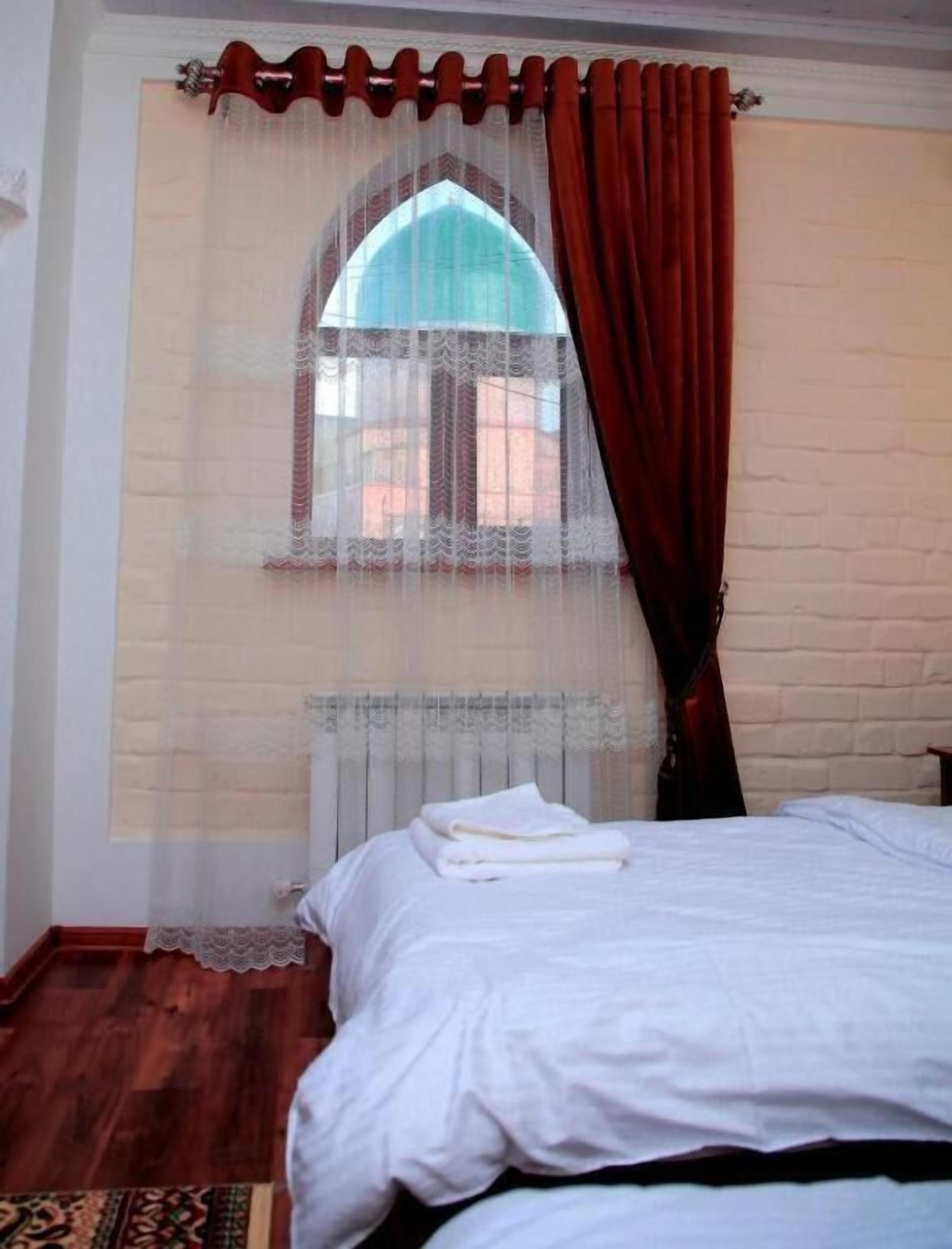 Basic enkelrum - utsikt mot staden | Arbetsyta för laptop