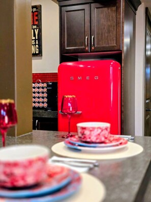 Dining - Stylish 2BR Suite (15 Min DT): EV Charger, Free Parking, Soaker Tub & Projector (Edmonton)