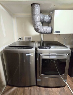 Interior - Stylish 2BR Suite (15 Min DT): EV Charger, Free Parking, Soaker Tub & Projector (Edmonton)