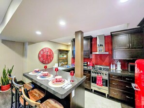 Geladeira, micro-ondas, fogão, cooktop