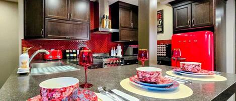 Kühlschrank, Mikrowelle, Ofen, Herdplatte