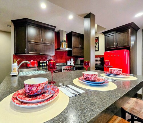 Stylish 2BR Suite (15 Min DT): EV Charger, Free Parking, Soaker Tub & Projector