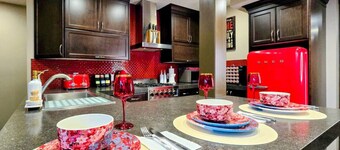 Stylish 2BR Suite (15 Min DT): EV Charger, Free Parking, Soaker Tub & Projector