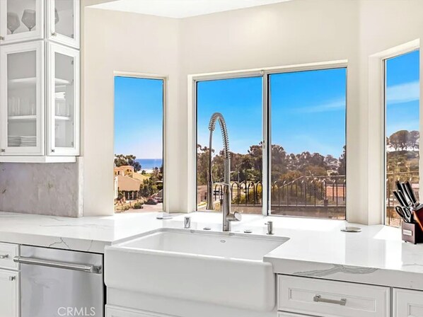Interior - Bright Family Friendly Ocean View Home, 15-Minute Walk to Beach and Harbor (Dana Point)