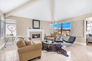 Living area - Bright Family Friendly Ocean View Home, 15-Minute Walk to Beach and Harbor (Dana Point)