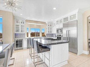 Private kitchen - Bright Family Friendly Ocean View Home, 15-Minute Walk to Beach and Harbor (Dana Point)