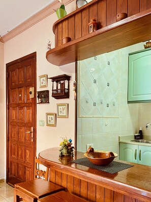 Refrigerador, microondas, cafetera y tetera y tetera eléctrica 