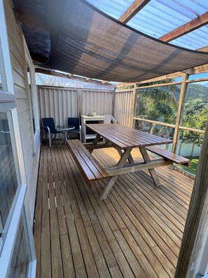 Outdoor dining - Time and Tide at the Bach - Great Family Getaway. (Whangārei Heads)