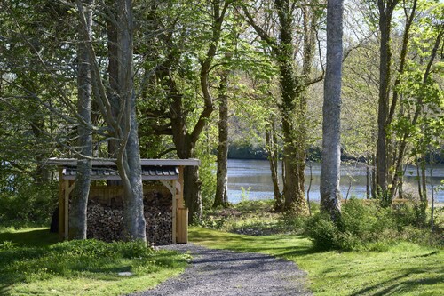 Lochside hideaway with hot tub by Loch Ness