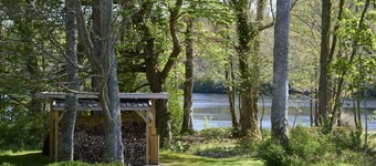 Lochside hideaway with hot tub by Loch Ness