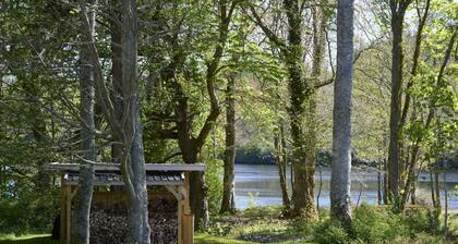 Lochside hideaway with hot tub by Loch Ness