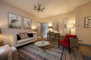 Smart TV, fireplace, books, stereo - Lochside hideaway with hot tub by Loch Ness (Inverness)