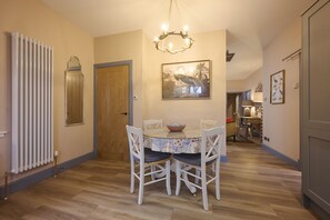 Dining - Lochside hideaway with hot tub by Loch Ness (Inverness)