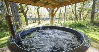 Lochside hideaway with hot tub by Loch Ness