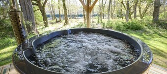 Lochside hideaway with hot tub by Loch Ness