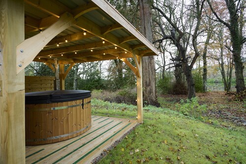 Lochside hideaway with hot tub by Loch Ness