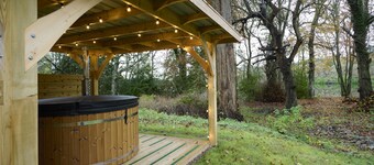 Lochside hideaway with hot tub by Loch Ness