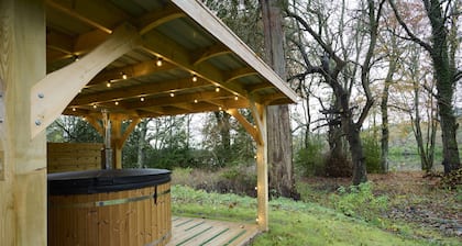 Lochside hideaway with hot tub by Loch Ness