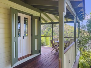 Outdoor dining - Treetops Retreat (East End)