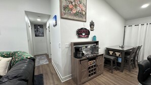 Un salon confortable avec un canapé, un coin café et un espace repas comprenant une table et des chaises.