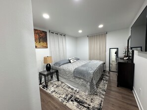 4 slaapkamers, een strijkplank/strijkijzer, reisbedje, gratis wifi