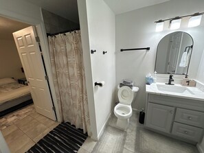 Shower, hair dryer, towels, soap - Lovely 4-bedroom house in peaceful Des Moines close to all Downtown attractions. (Des Moines)