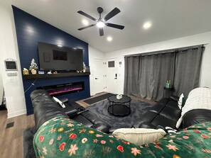 Smart TV - Lovely 4-bedroom house in peaceful Des Moines close to all Downtown attractions. (Des Moines)
