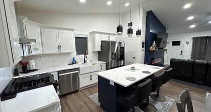 Lovely 4-bedroom house in peaceful Des Moines close to all Downtown attractions.