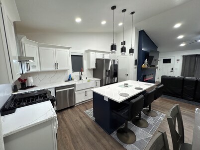 Lovely 4-bedroom house in peaceful Des Moines close to all Downtown attractions.