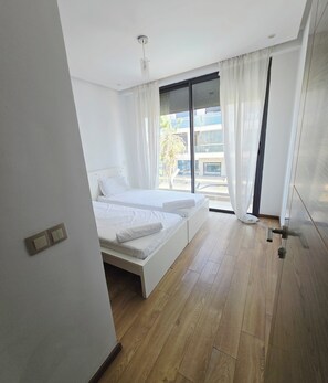 Tabla de planchar con plancha, wifi y ropa de cama 