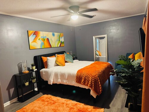Ann’s Abode – Modern 3BR Furnished Garage Lounge
   •   Sleeps 8 comfortably