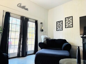 Smart TV y chimenea 