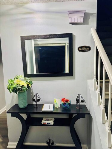 Ann’s Abode | Sleeps 8 w/ Garage Lounge