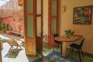 Outdoor dining - Casa Sabina @ Domus Santa Barbara Apartment with pool access in Zona Colonial (Santo Domingo)