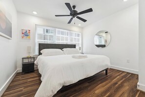 4 bedrooms, internet, bed sheets - Rice Village Escape Dining • Shopping • Fun (Houston)