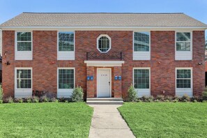Exterior - Rice Village Escape Dining • Shopping • Fun (Houston)