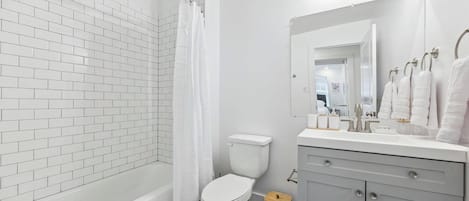 ヘアドライヤー、タオル、石鹸、トイレットペーパー