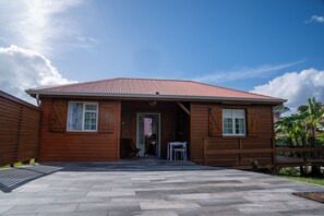 Exterior - 5 minutes from beaches and rivers! Nature bungalow in Pointe-Noire. (Pointe-Noire)
