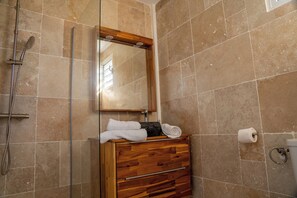 Towels, soap, toilet paper - 5 minutes from beaches and rivers! Nature bungalow in Pointe-Noire. (Pointe-Noire)