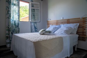 Iron/ironing board, WiFi, bed sheets - 5 minutes from beaches and rivers! Nature bungalow in Pointe-Noire. (Pointe-Noire)