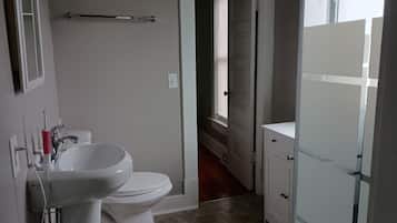 Douche, sĂšche-cheveux, serviettes fournies, savon