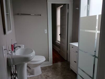 Cozy 2-bedroom cottage in charming Council Bluffs with AC