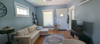 Cozy 2-bedroom cottage in charming Council Bluffs with AC