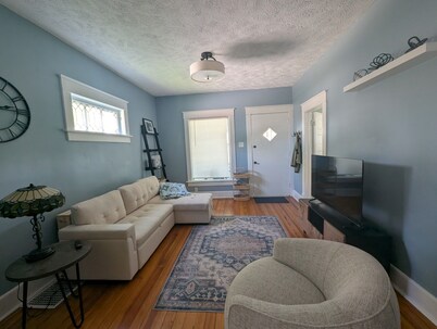 Cozy 2-bedroom cottage in charming Council Bluffs with AC