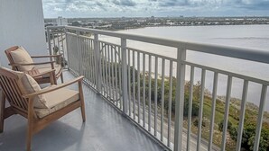 Ein Balkon mit Blick auf einen Fluss und entfernte Gebäude.