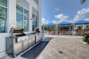 Outdoor dining - Downtown WPB Condo with Stunning Lakefront Views (West Palm Beach)