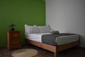 1 dormitorio, tabla de planchar con plancha, wifi y ropa de cama