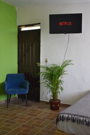 1 dormitorio, tabla de planchar con plancha, wifi y ropa de cama