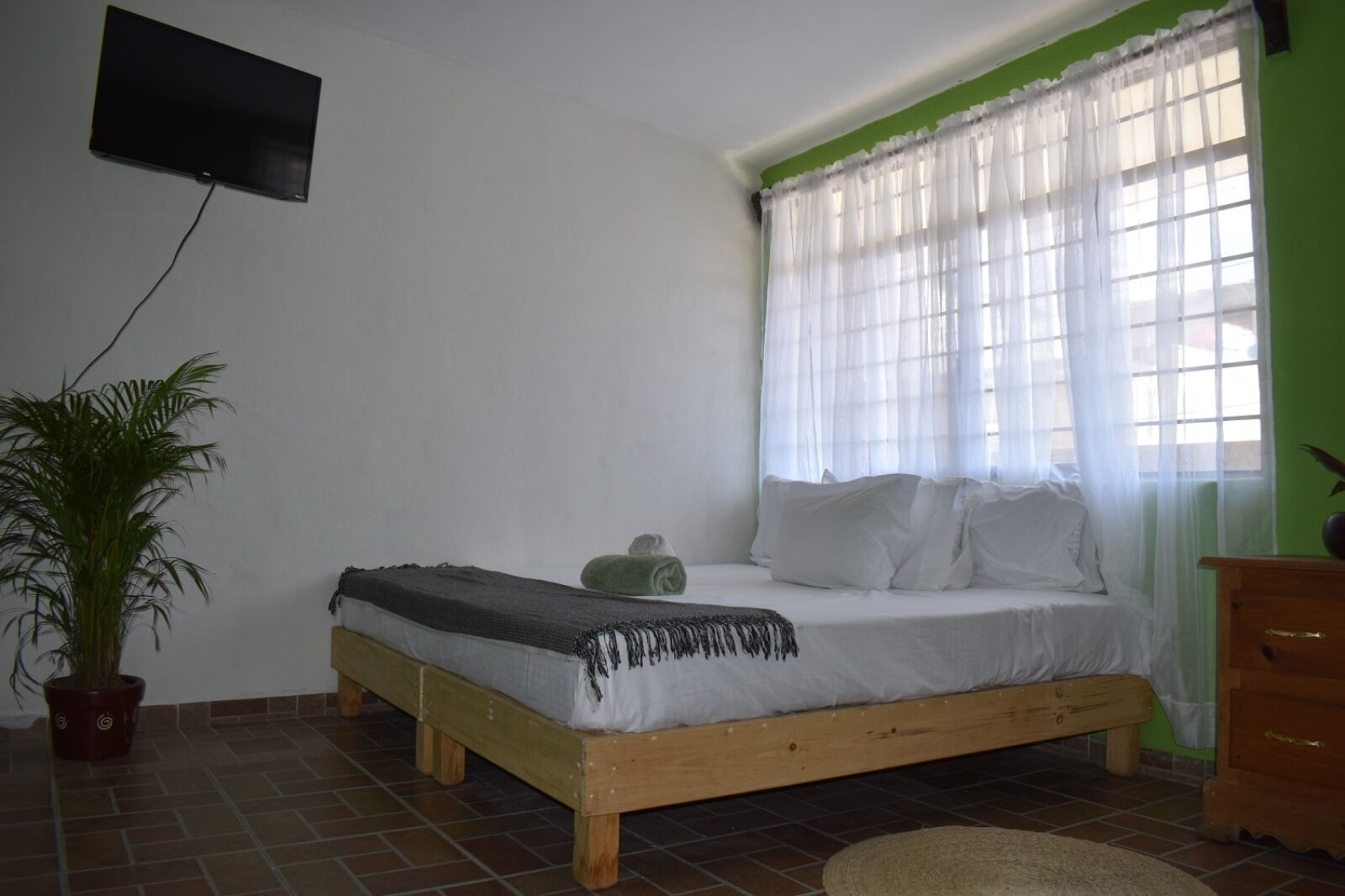 Tabla de planchar con plancha, wifi y ropa de cama 